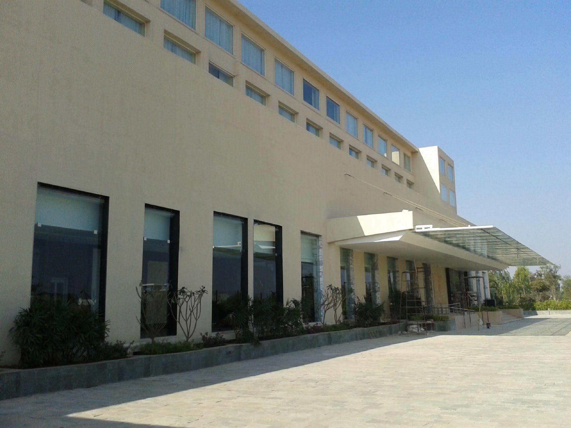 Courtyard By Marriott Bilaspur Екстериор снимка